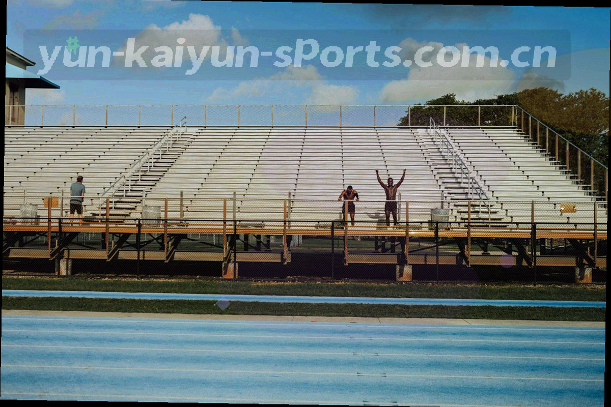 深色底上的等宽裁判名单表格与筛选面板，冷白色数字成列排布